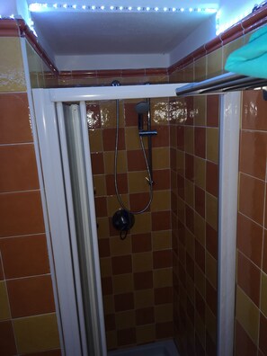 Regadera, secadora de cabello, toallas, jabón 