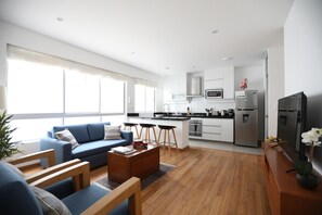 Apartment, 2 Schlafzimmer | Wohnbereich | 32-Zoll-Smart-TV mit Kabelempfang, Fernseher