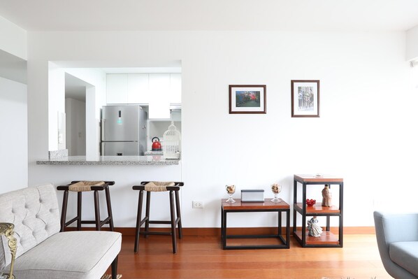 Apartment | Wohnbereich | 32-Zoll-Smart-TV mit Kabelempfang, Fernseher