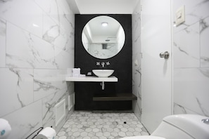 Apartment | Badezimmer | Dusche, Regendusche, Haartrockner, Handtücher