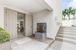 Pintu masuk properti