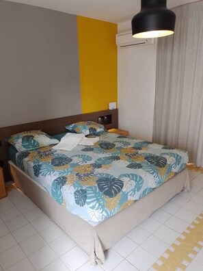 مكتب ومكواة/لوح كي وواي فاي وملاءات أسرّة