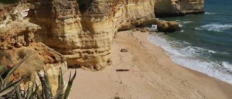 Nær stranden og solsenger