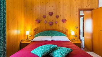 Quadruple Room | In-room safe, bed sheets
