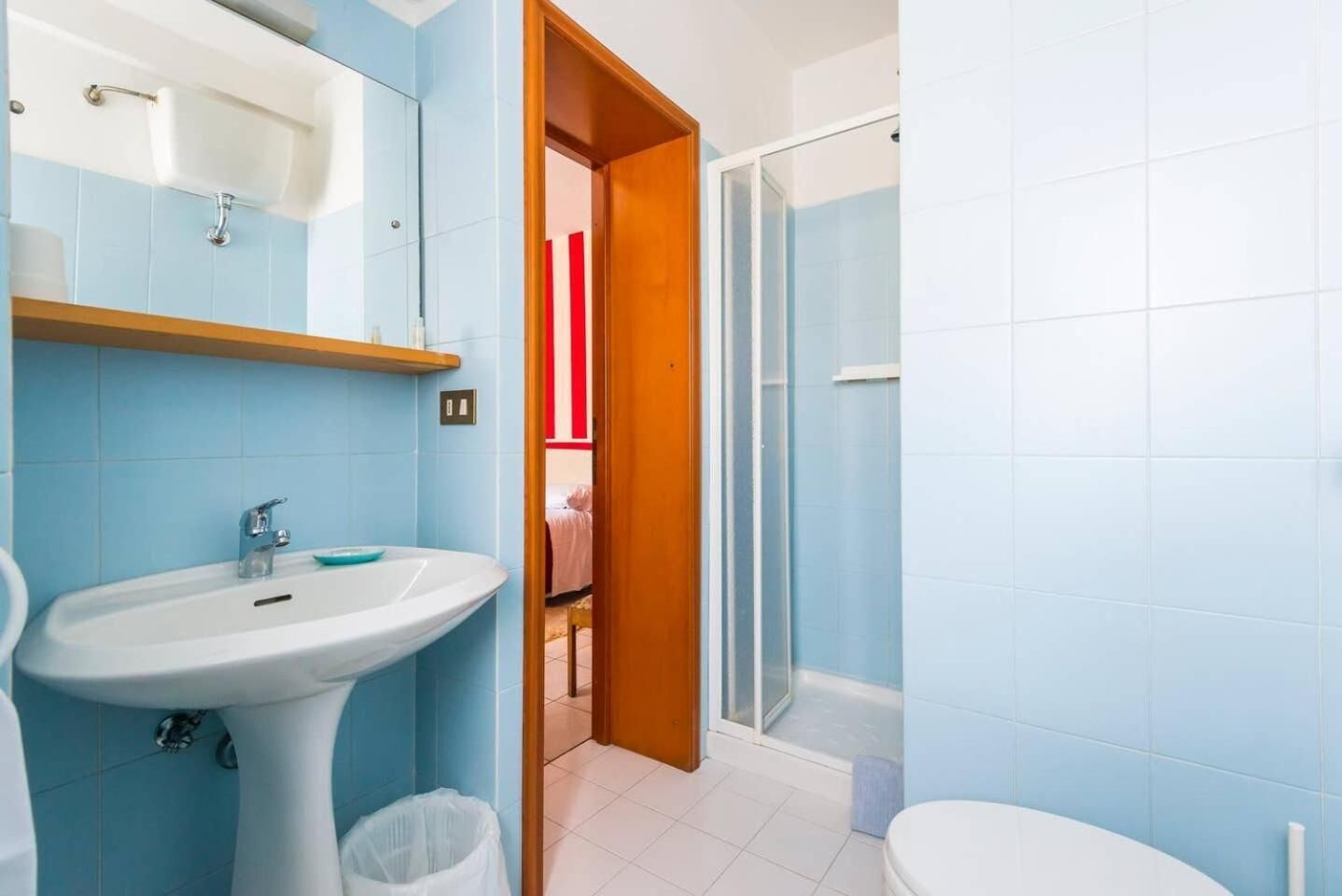 Douche, articles de toilette gratuits, sèche-cheveux, bidet