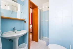 Ducha, artículos de higiene personal gratuitos, secador de pelo y bidé