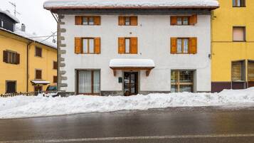 Vista frontal de la propiedad