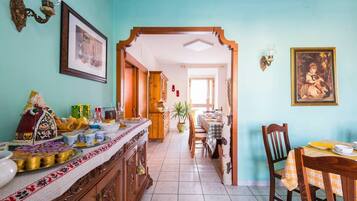 TĂ€gliches inbegriffenes einheimisches FrĂŒhstĂŒck