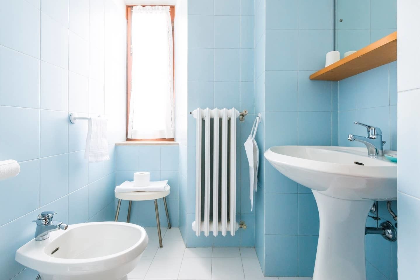 Douche, articles de toilette gratuits, sèche-cheveux, bidet