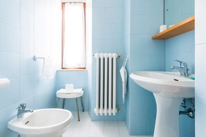 Ducha, artículos de higiene personal gratuitos, secador de pelo y bidé