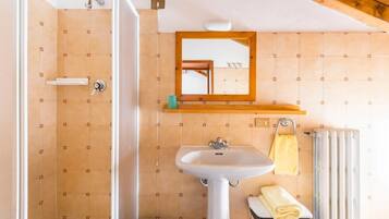 Dusche, kostenlose Toilettenartikel, Haartrockner, Bidet