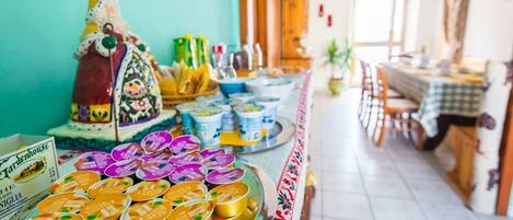 Gratis frukost med lokala rätter varje dag