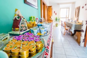 Una mesa de buffet con diversos alimentos y un cartel que dice 'Gardenhouse'.