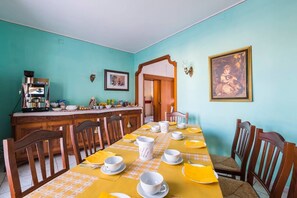 包含每日当地美食早餐