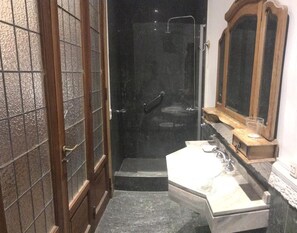 Toallas, jabón, papel de baño