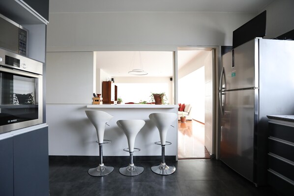 Refrigerador, microondas, horno y parrilla de estufa 