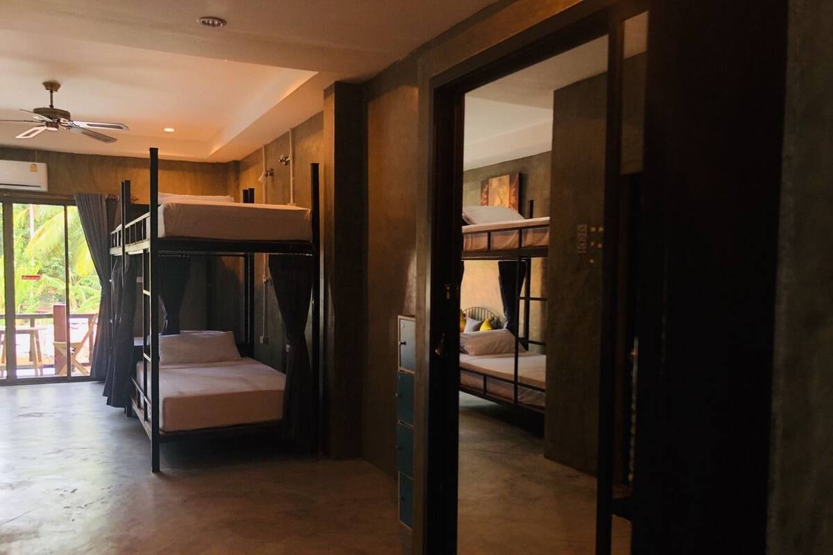 R 6 | Ropa de cama hipoalergénica, cortinas blackout y wifi gratis 