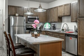 Fridge, microwave, oven, stovetop - ✪ Hidden Valley ✪ FREE Parking, Pool & Gym! (Ooltewah)