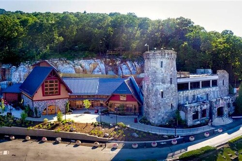 ✪ Hidden Valley ✪ FREE Parking, Pool & Gym!