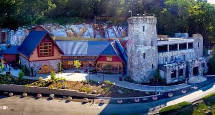 ✪ Hidden Valley ✪ FREE Parking, Pool & Gym!
