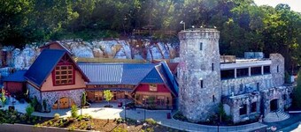 ✪ Hidden Valley ✪ FREE Parking, Pool & Gym!