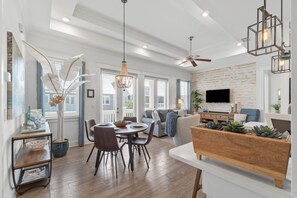 Smart-tv, dvd-afspiller, bøger, musikbibliotek