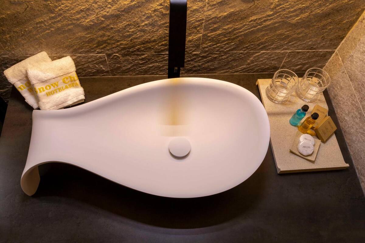 shower, rainfall showerhead, free toiletries, hair dryer