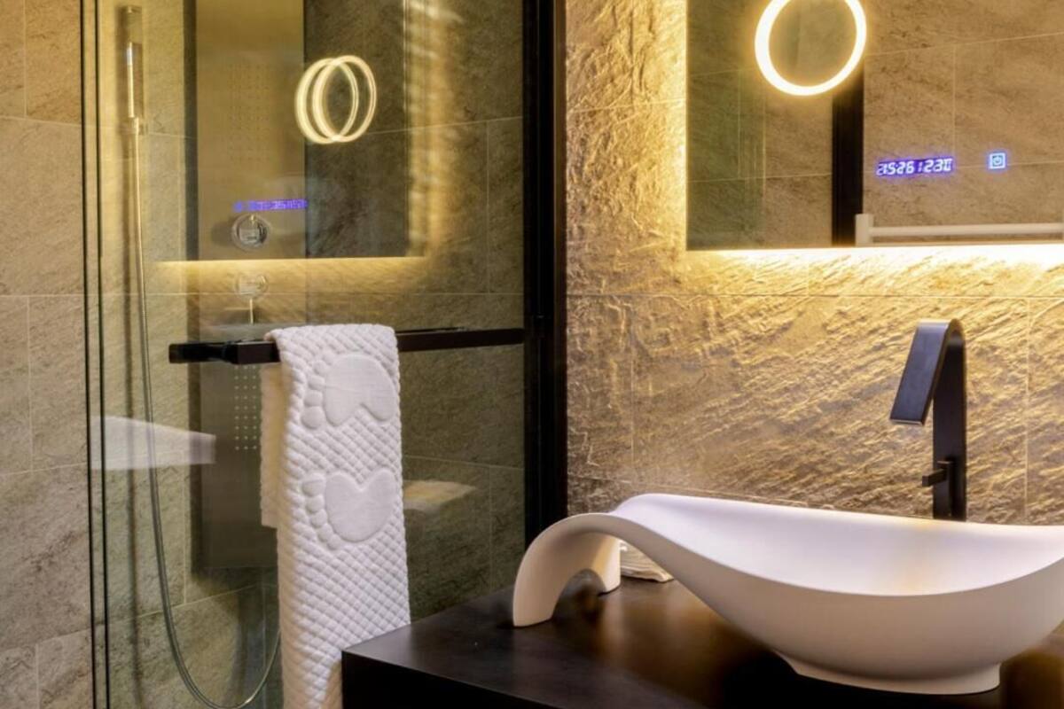 shower, rainfall showerhead, free toiletries, hair dryer