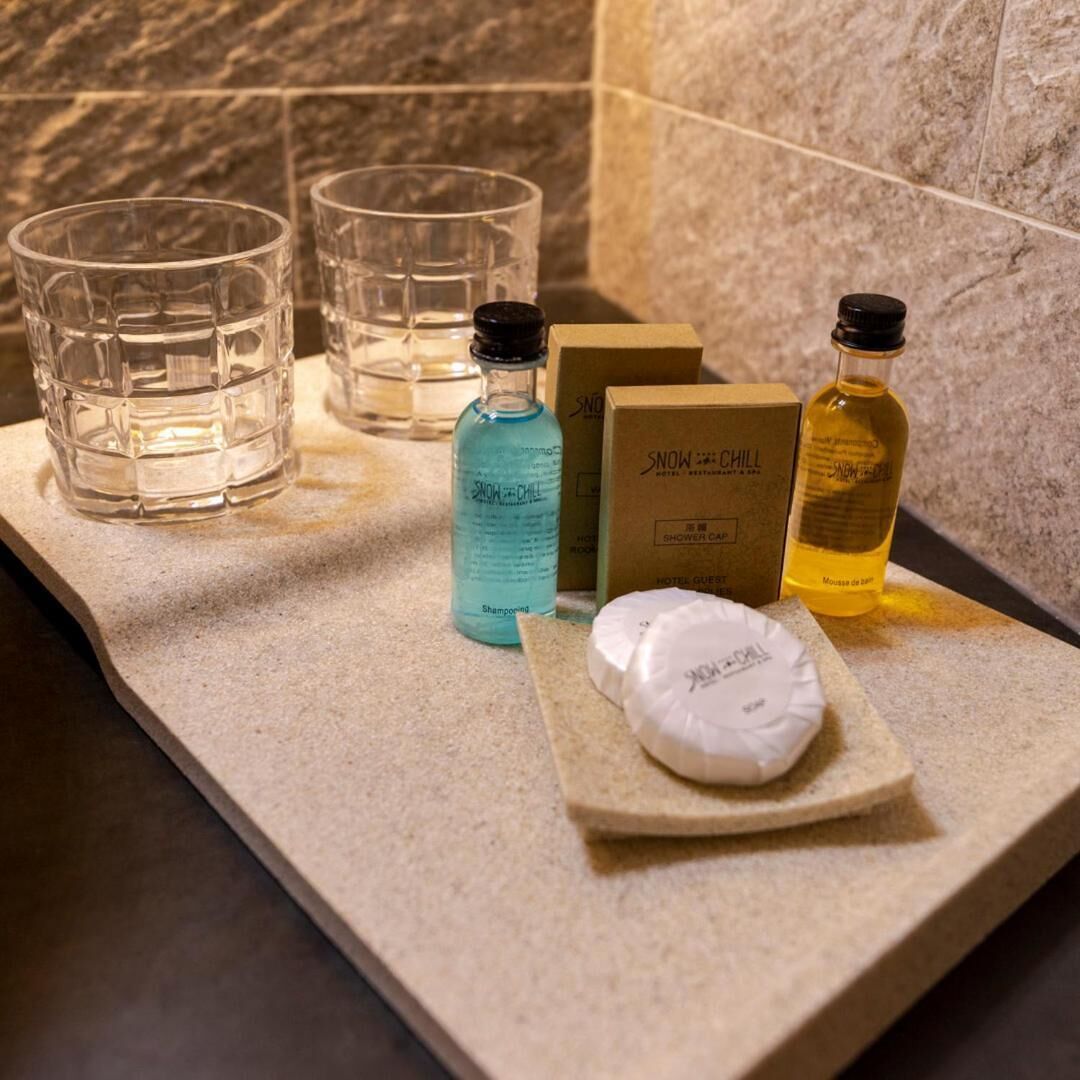 shower, rainfall showerhead, free toiletries, hair dryer