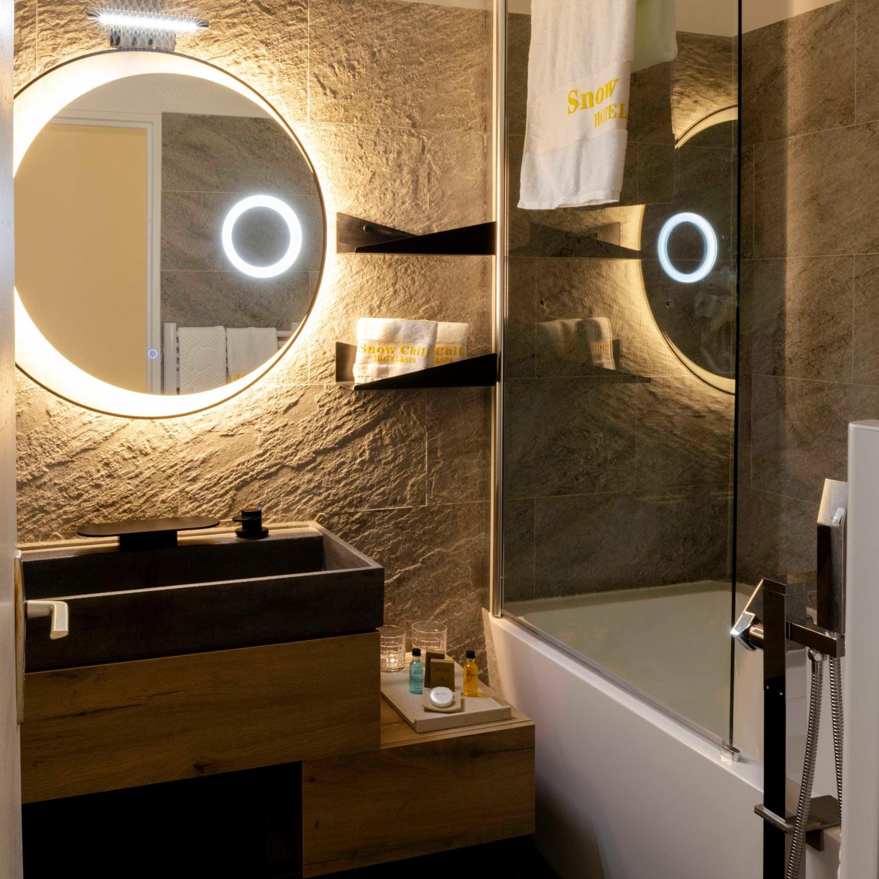 shower, rainfall showerhead, free toiletries, hair dryer