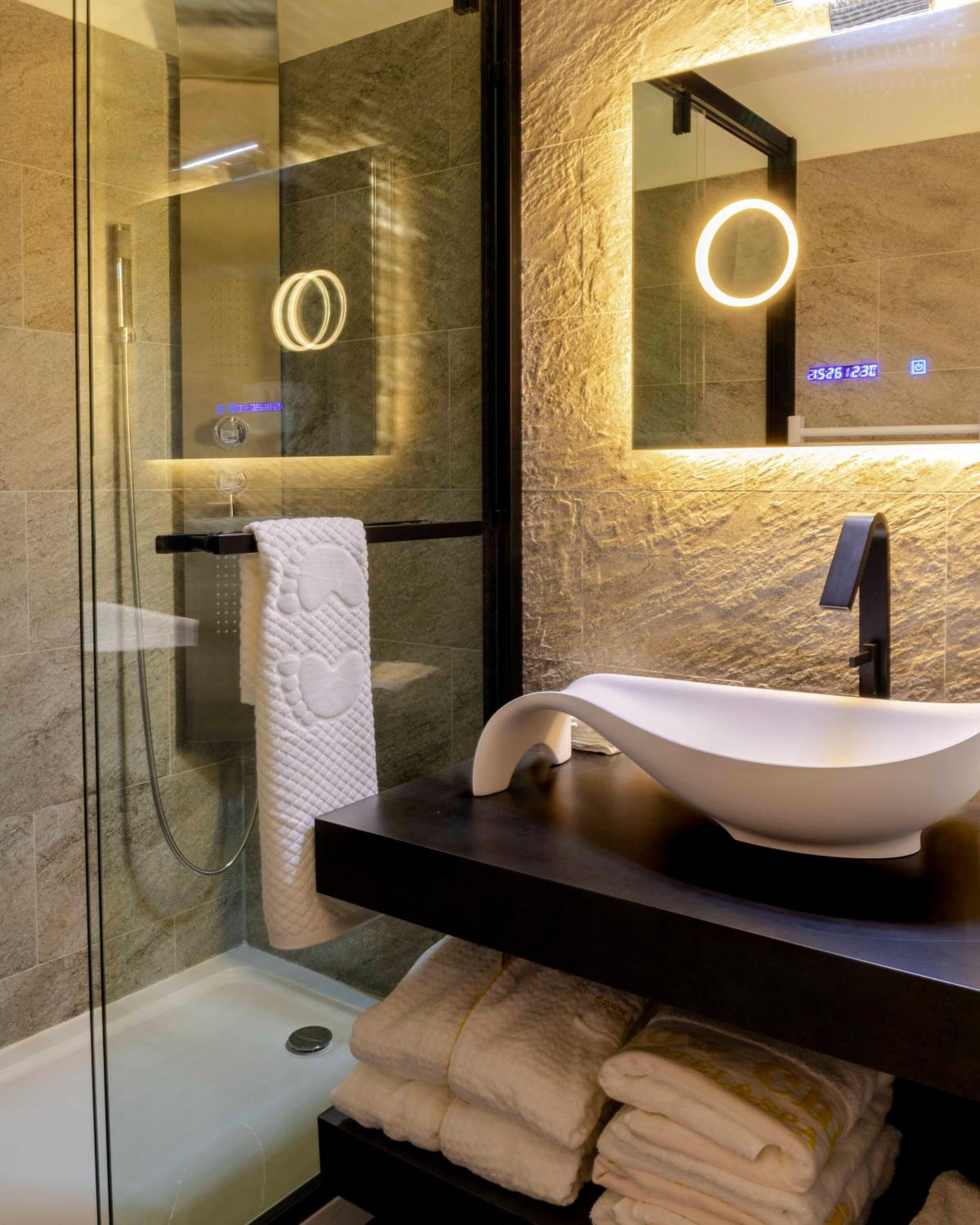 shower, rainfall showerhead, free toiletries, hair dryer