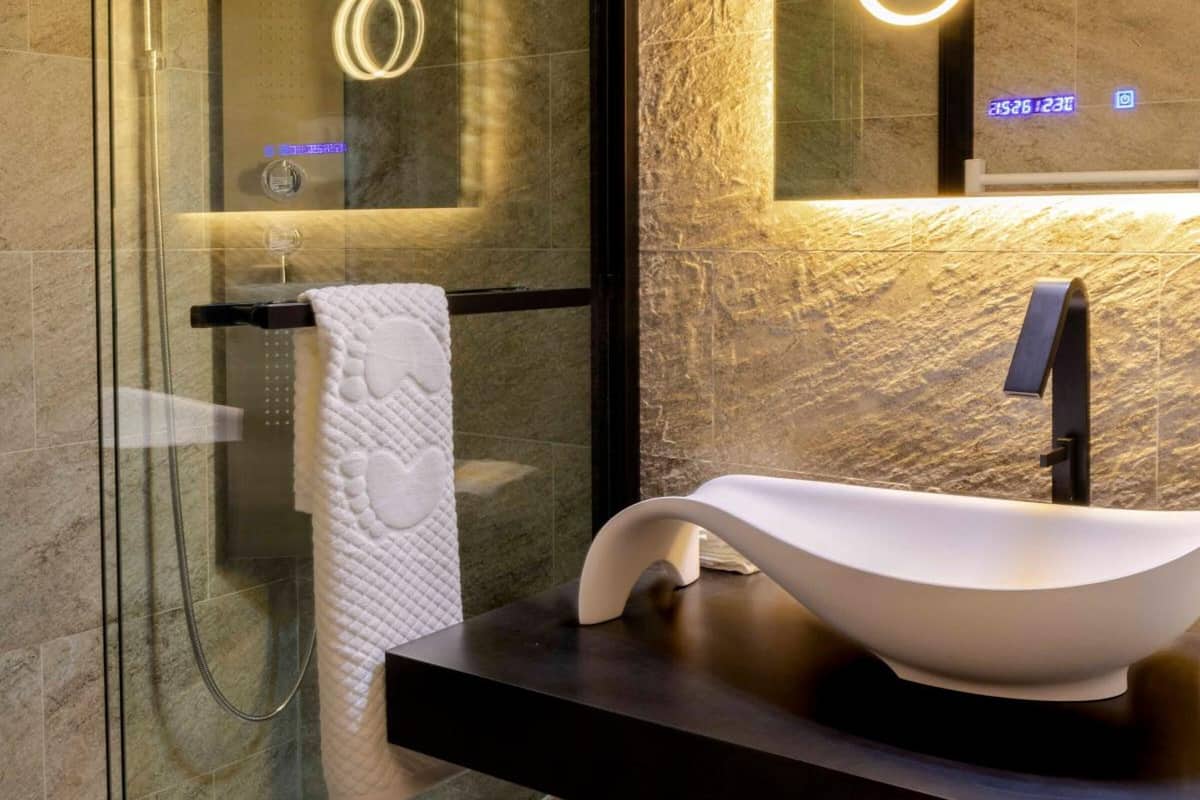 shower, rainfall showerhead, free toiletries, hair dryer