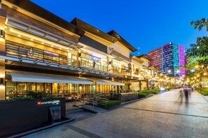 Exterior - BGC One Uptown 1 Bedroom Corner Unit 16th floor with City View (Taguig)