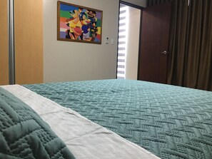 1 bedroom, iron/ironing board, WiFi, bed sheets - BGC One Uptown 1 Bedroom Corner Unit 16th floor with City View (Taguig)