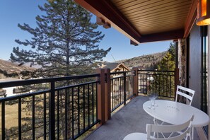 Outdoor dining - 2 Bdrm Den 3 BA Stonebridge Condos 920, On the Slopes (Snowmass Village)