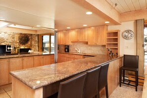 Fridge, microwave, oven, stovetop - 2 Bdrm Den 3 BA Stonebridge Condos 920, On the Slopes (Snowmass Village)