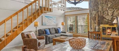 Caminetto, libri, videoteca