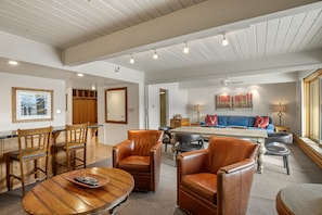 Fireplace, DVD player, books, video library - Steps to Base Village & Ski, Stonebridge 2 Bdrm Den 3 BA # 921 (Snowmass Village)