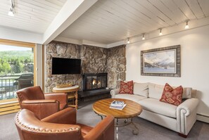 Fireplace, DVD player, books, video library - Steps to Base Village & Ski, Stonebridge 2 Bdrm Den 3 BA # 921 (Snowmass Village)