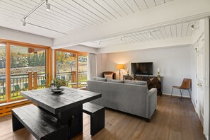 Eldstad, böcker, ett filmbibliotek och en stereo