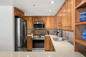 Fridge, microwave, oven, stovetop - Perfect Location, Stonebridge Condos #932, 2 Bdrm Den 3 BA (Snowmass Village)