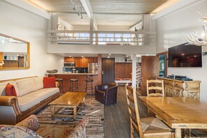 Eldstad, dvd-spelare, böcker och ett filmbibliotek