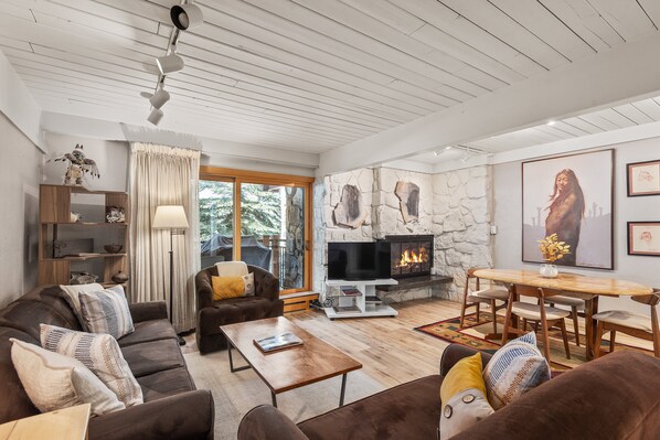 Fireplace, books, video library - 715 Stonebridge Condos Slopeside Western Decor Full Kitchen (Snowmass Village)