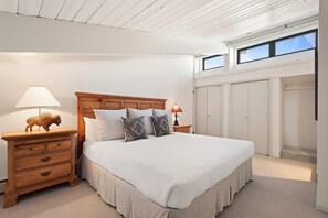 4 bedrooms, iron/ironing board, WiFi