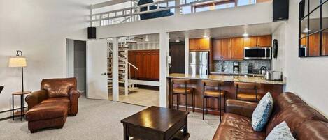 Chimenea, reproductor de DVD, libros, videoteca