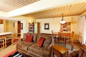 Caminetto, libri, videoteca