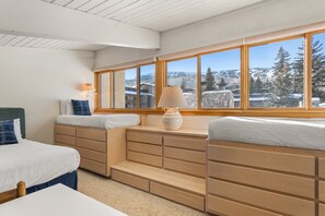 1 bedroom, iron/ironing board, travel crib, WiFi - 1 Bdrm and Loft 2 Baths, Stonebridge Condo 820, with a lot of Bedding (Snowmass Village)