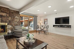 Peis, DVD-spiller, bøker og filmbibliotek