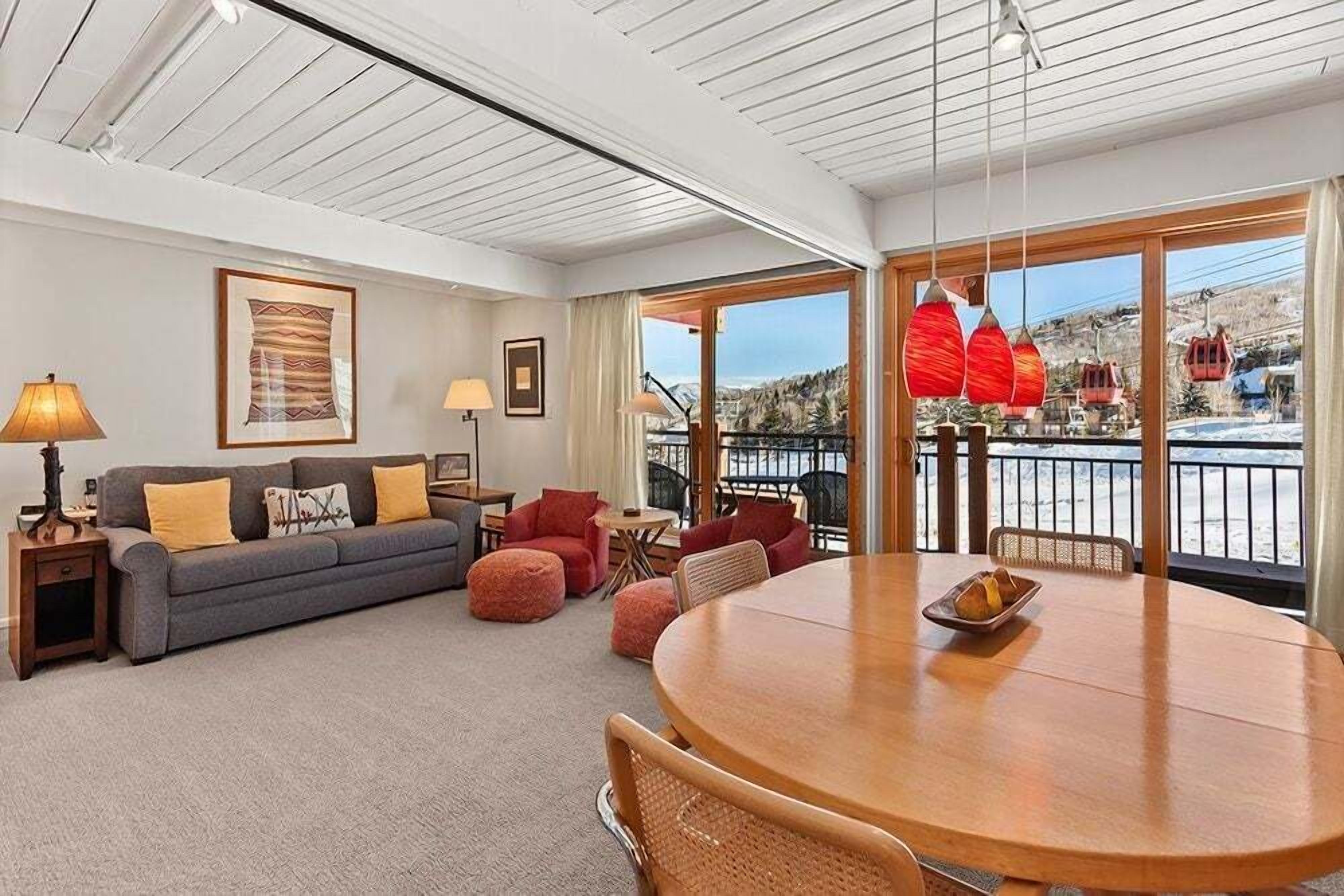 Peis, bøker, filmbibliotek og stereoanlegg