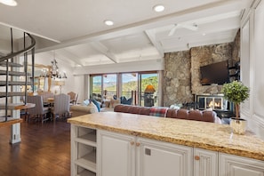 TV, fireplace, books, video library - Deluxe, Ski-in/Ski-out, 4 Bedroom Stonebridge Condo 645 (Snowmass Village)